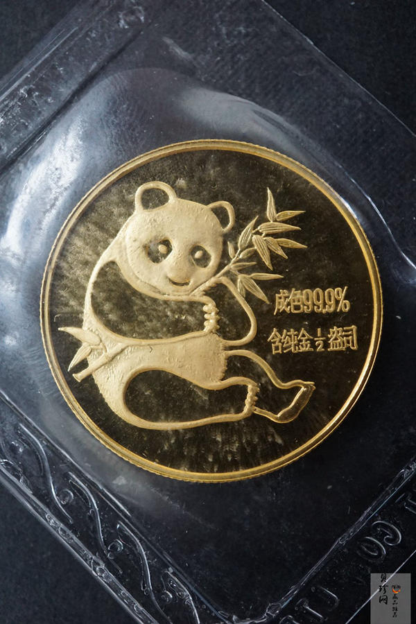 【820102】1982年熊猫1/2盎司普制金币